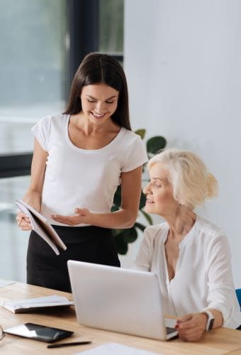 dwie kobiety w różnym wieku